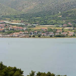 https://apartment-meri-trogir-21220-2.hotels-in-trogir.com
